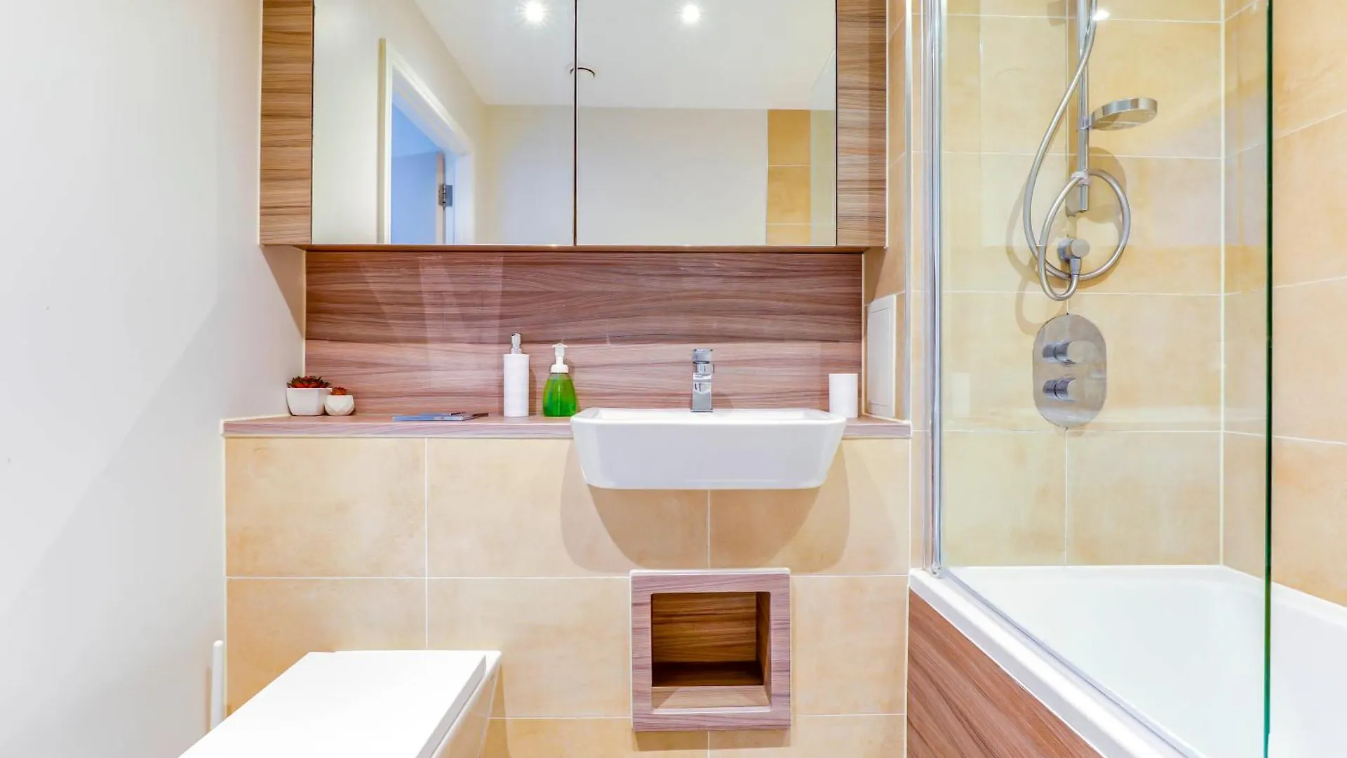 The Quarters - Pioneer Apartment London