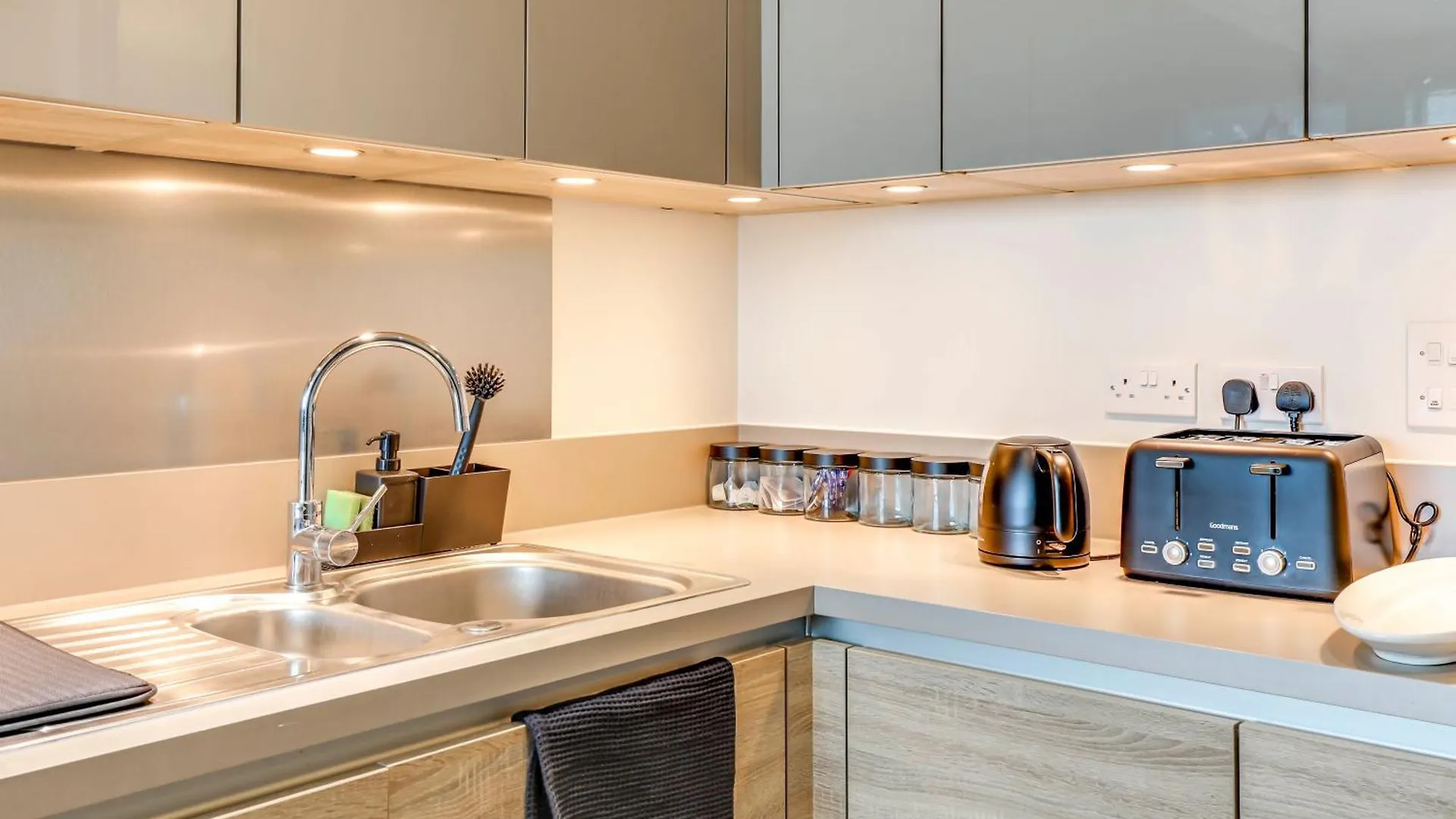The Quarters - Pioneer Apartment London