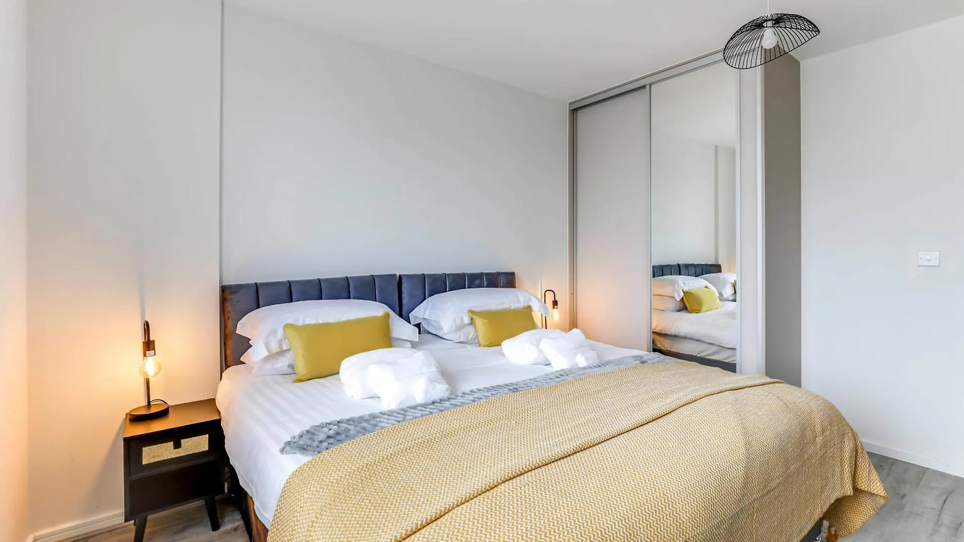 The Quarters - Pioneer Apartment London