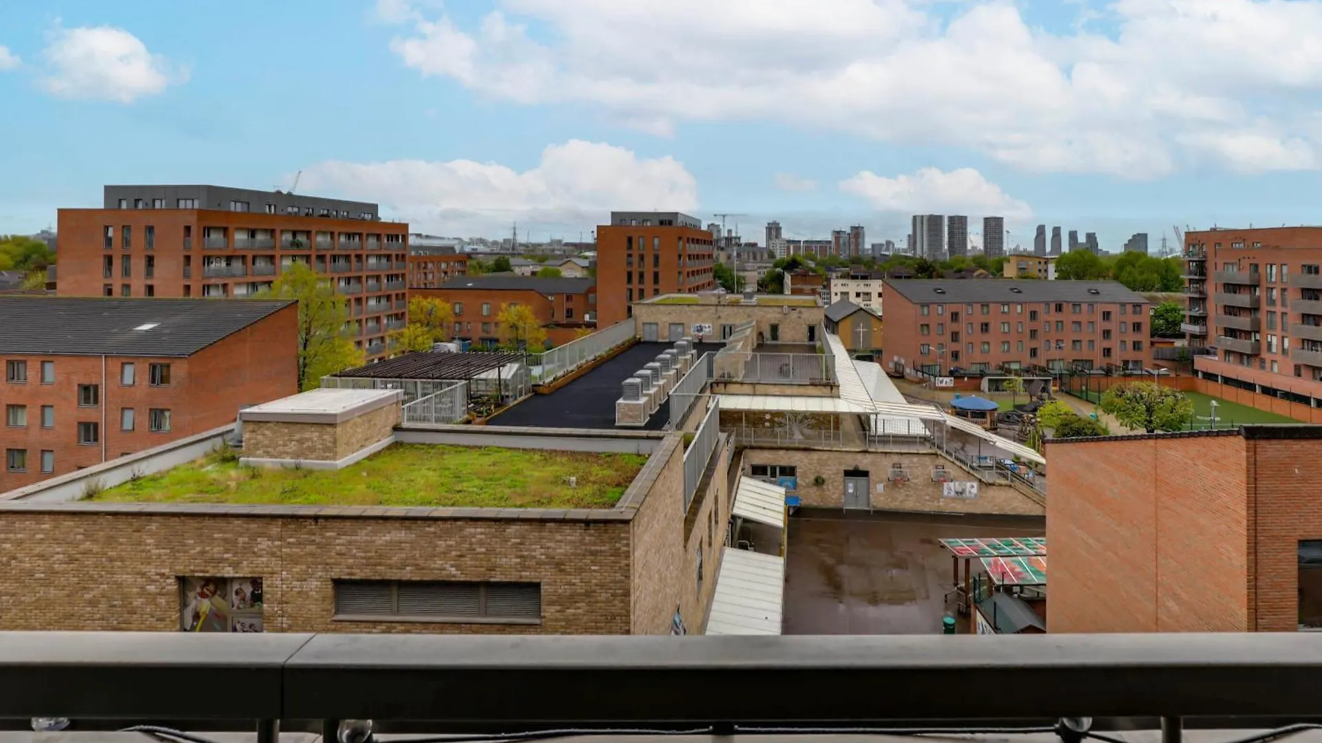 The Quarters - Pioneer Apartment London